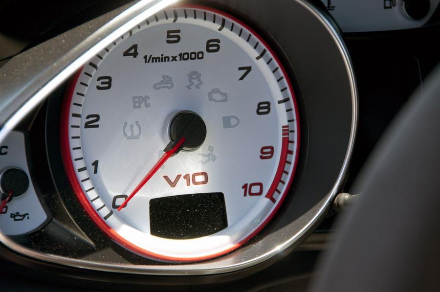 Панель приборов Audi R8 GT 2012 года  (фото 10 из 52)